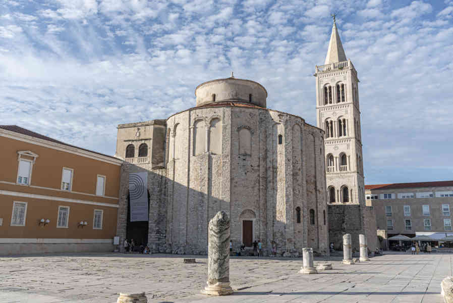 Croacia - Zadar 16 - iglesia de San Donato - campanario catedral de Santa Anastasia y Foro Romano.jpg